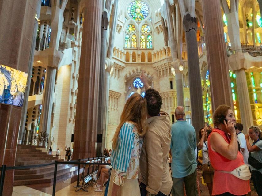 Barcelona: Sagrada Família Tour with Skip-the-Line Access - Free time inside the church and museum
