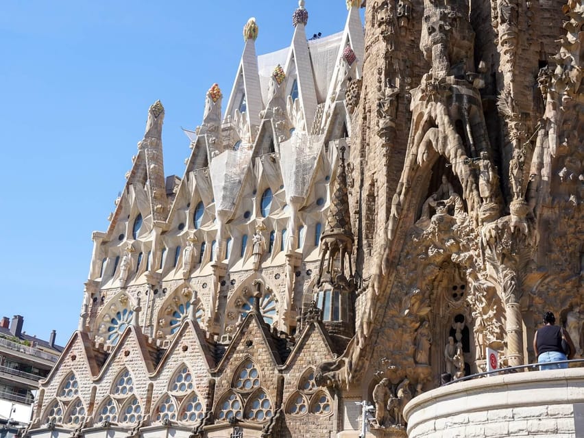 Barcelona: Sagrada Familia with Towers and Park Güell Tour - The 30-minute break and transfer to Sagrada Familia