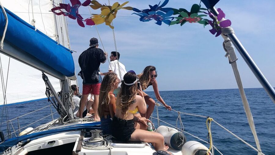 Barcelona: Sailing Trip with Drinks and Snacks - Why the local skipper matters