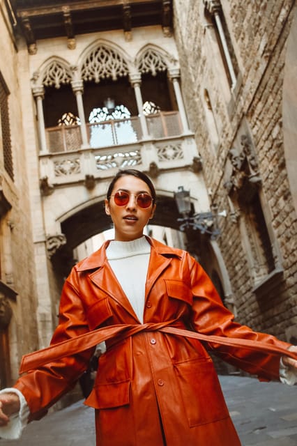 ✅ Barcelona: Sightseeing Professional Photoshoot Session - Photographing the Gothic Quarter around the cathedral