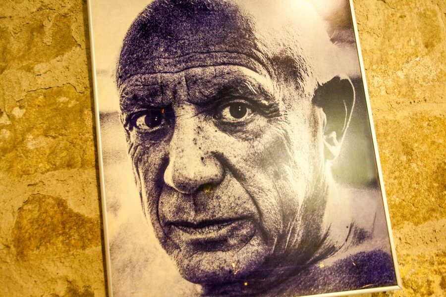 Barcelona: Small Group Picasso Tour with Picasso Museum - Languages, group size, and guide style