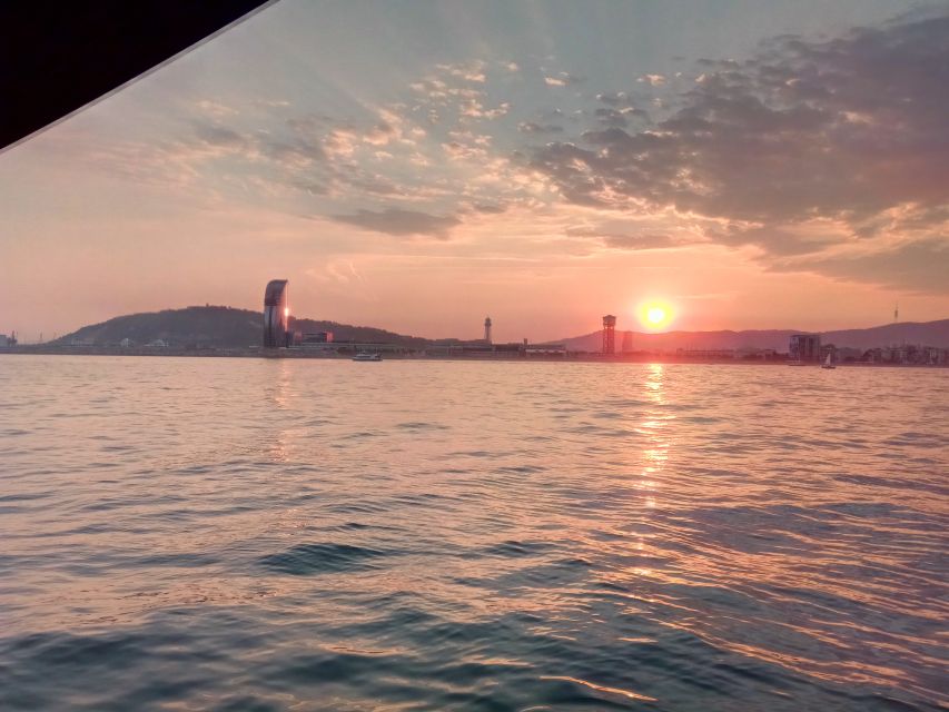 Barcelona: Sunset Sailing Tour with Open Bar & Snacks - Key points to know before boarding