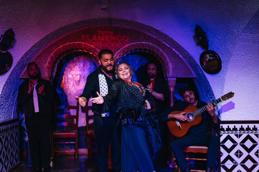 Barcelona: Tablao Flamenco Cordobes Show and Drink in Rambla - Getting there and planning your evening