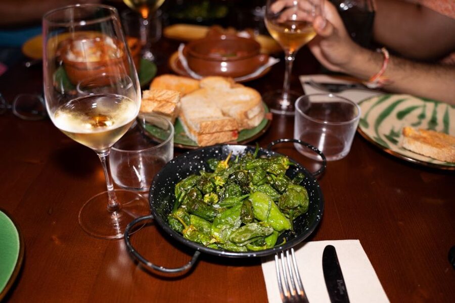 Barcelona: Tapas and Drinks Tour of Old Town - Group atmosphere and guide quality