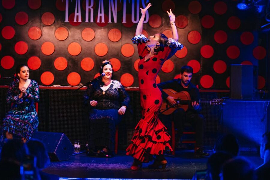 Barcelona: Tapas and Flamenco Experience - Why the dinner atmosphere works