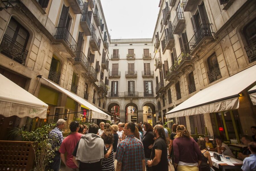 Barcelona: “The Shadow of the Wind” Literary Walking Tour - Plaça Reial and the city’s literary mood