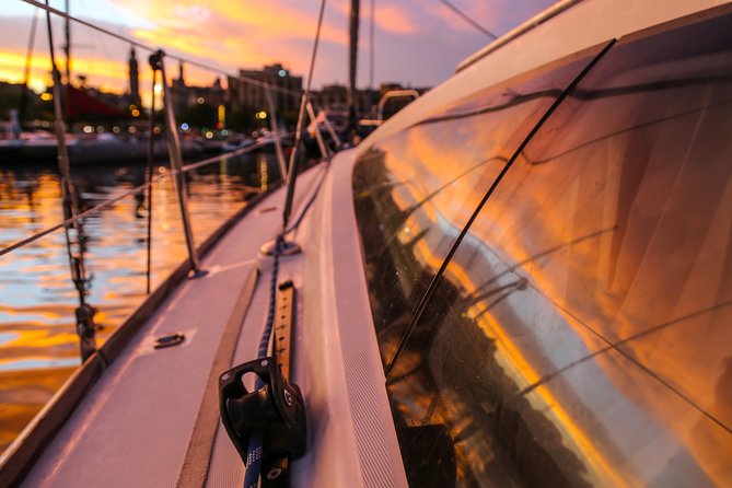 Barcelona Unique Sunset Sailing Experience with Tapas & Open Bar - The sunset and the live music upgrade