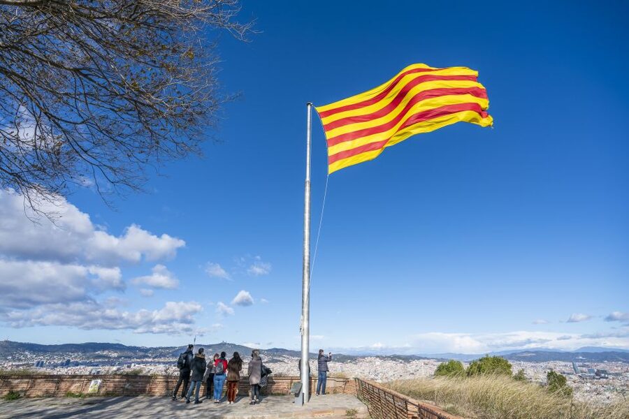 Barcelona: Walking tour with Montjuic Castle & Cable Car - Starting on Las Ramblas and at La Boqueria