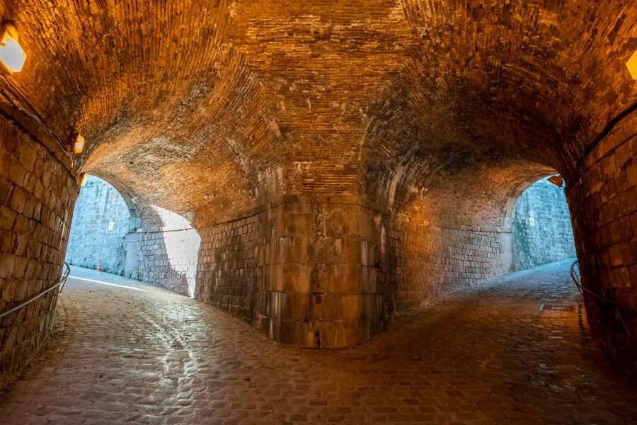 Barcelona: Walking tour with Montjuic Castle & Cable Car - Getting Up Montjuïc by Funicular and Cable Car