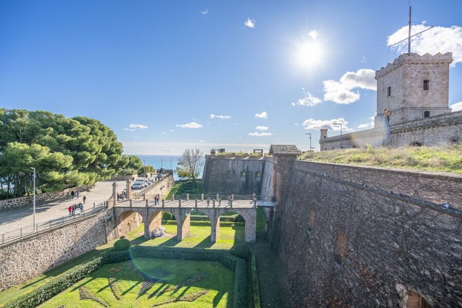 Barcelona: Walking tour with Montjuic Castle & Cable Car - Exploring Montjuïc Castle and Its Dungeons