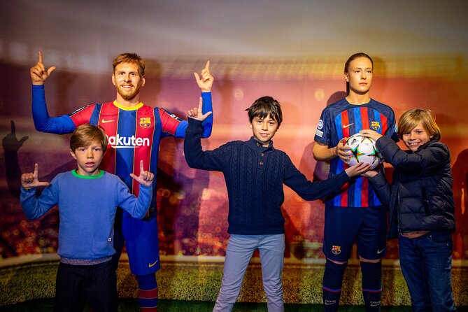 Barcelona Wax Museum Admission Ticket - Photographing the Figures