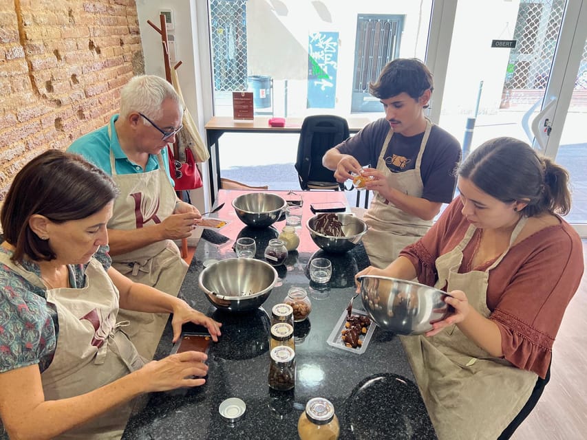 Bean to Bar Chocolate Workshop in Barcelona - Tasting cocoa in several forms