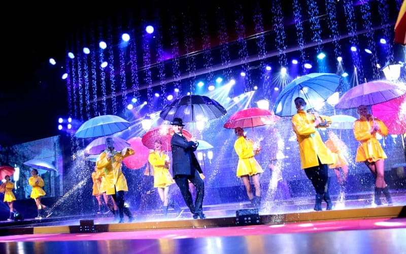 Benidorm: Show at Benidorm Palace - The opening acts: dance, music, and fast changes