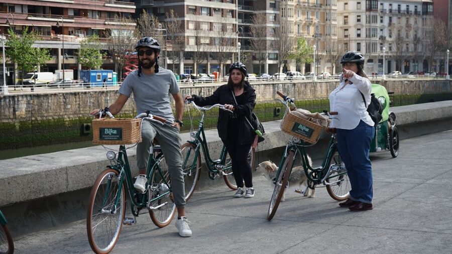 Bilbao: City Highlights Guided Bike Tour - Guides, language, and group size