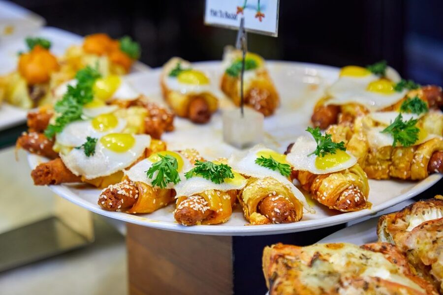 Bilbao: Exclusive Food & Wine Tasting Tour with Local Guide - The value of a small group capped at six