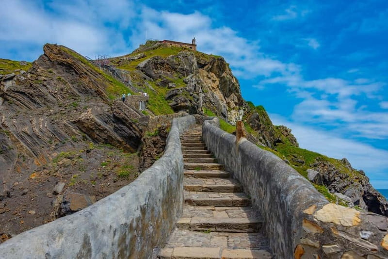 Bilbao: Gaztelugatxe, Bermeo, Mundaka, Gernika, & Wine Tour - Starting beside Bilbao’s Puppy sculpture