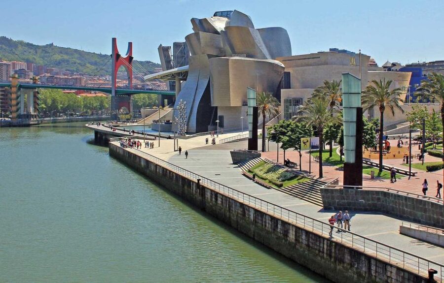 Bilbao: Guggenheim Museum Tour with Skip-the-Line Tickets - Languages, audio support, and accessibility