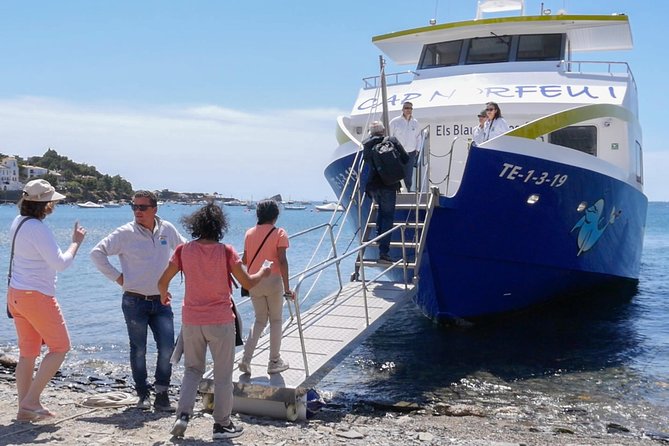 Boat Trip to Cadaqués from Roses with STOP 1:30h/2H/ in Cadaqués - Santa Maria and the white lanes