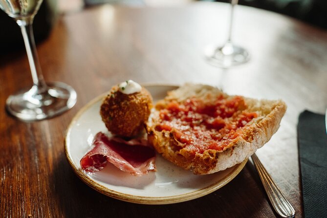 Bohemian Barcelona Neighborhood Evening Tapas & Wine Tour - Why El Born makes a good food-tour setting