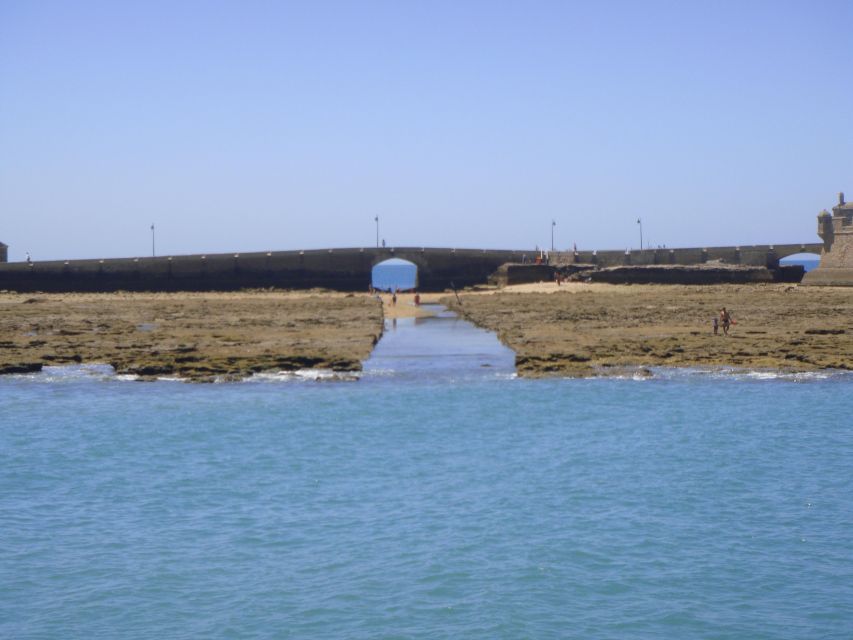 Cádiz: Bay of Cádiz Catamaran Tour with Host - Audio commentary and the maritime story