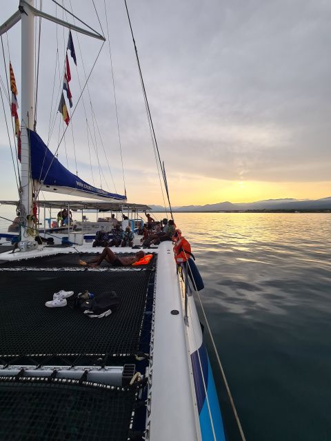 Cambrils: Costa Dorada Sunset Catamaran Cruise with Drinks - Drinks, music, and the social side