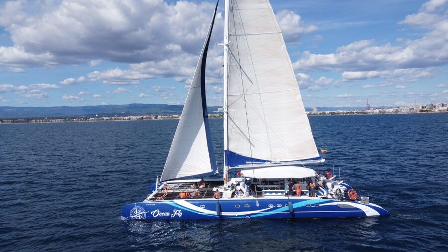Cambrils: Costa Dorada Sunset Catamaran Cruise with Drinks - Languages, meeting point, and booking details