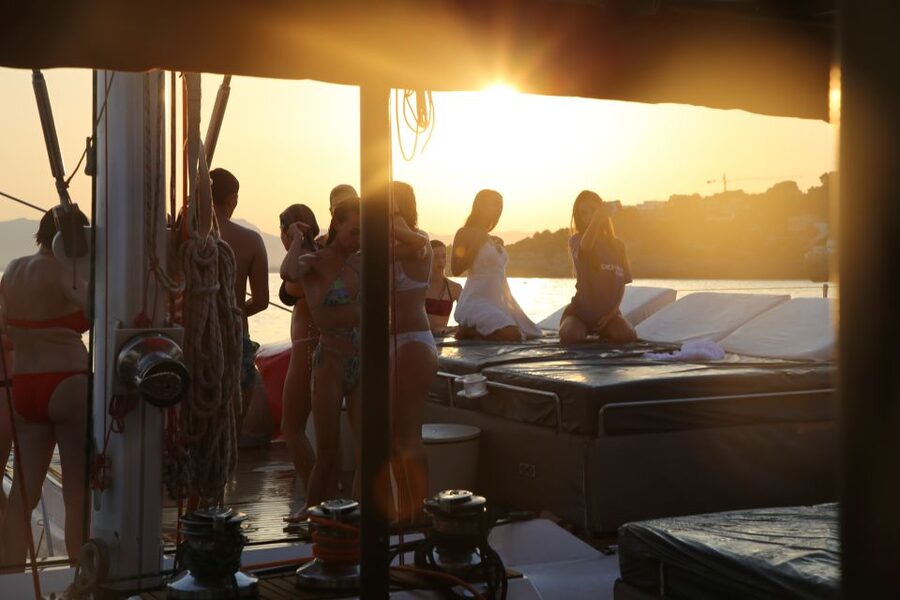 Cambrils: Sunset Catamaran Cruise with Drinks - Key points at a glance