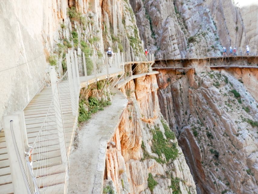 Caminito del Rey: Guided Hiking Tour with Entrance Tickets - The helmet briefing and first stretch of trail