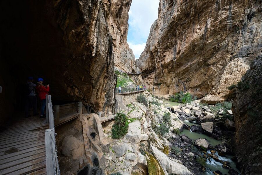 Caminito del Rey: Guided Tour with 1 Drink and Shuttle Bus - The 30-minute briefing before the elevated walkways
