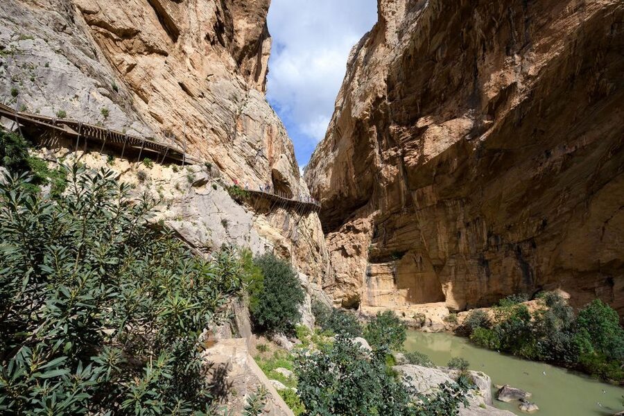Caminito del Rey: Guided Tour with 1 Drink and Shuttle Bus - The 2.5-hour walk through the gorge