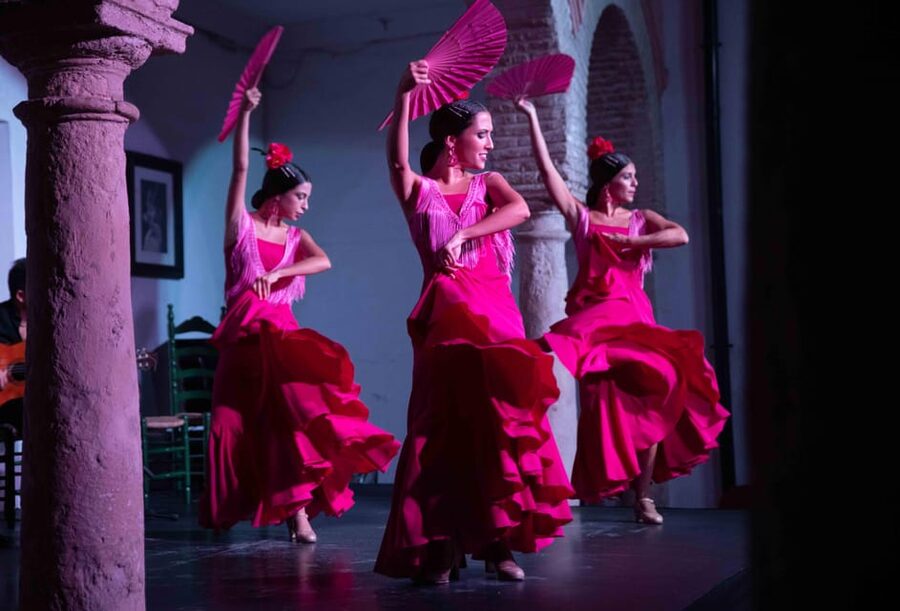 Córdoba: Flamenco Show Ticket with Drinks - Venue atmosphere and production details