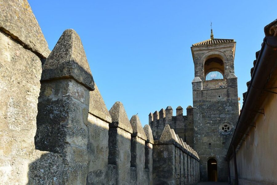 Cordóba: Gardens & Fortress of Catholic Monarchs Guided Tour - Starting beside the river on Avenida del Alcázar