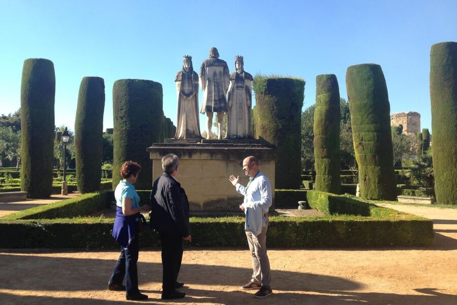 Cordóba: Gardens & Fortress of Catholic Monarchs Guided Tour - Walking through the gardens and the Avenue of the Monarchs