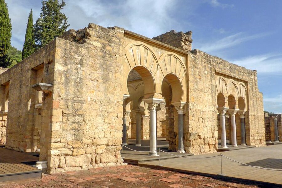 Córdoba: Guided Tour of Azahara Medina - Following the route through the ruins