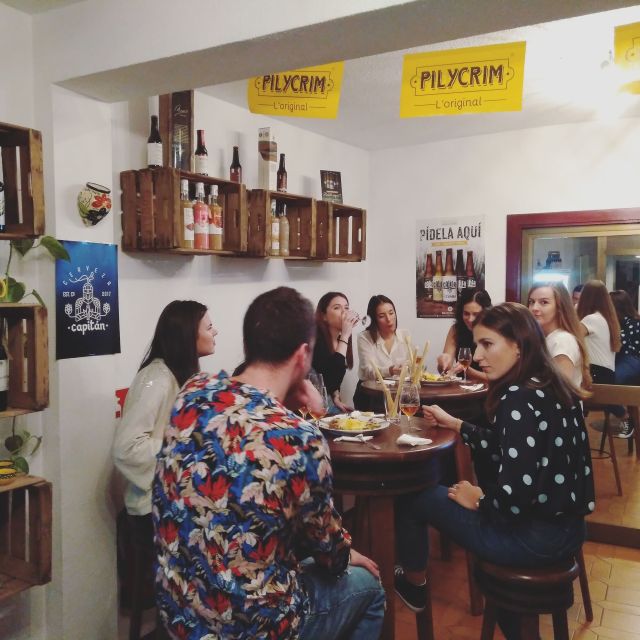 Córdoba: Local Wine Tasting Evening - Arriving at Calle Moriscos 10