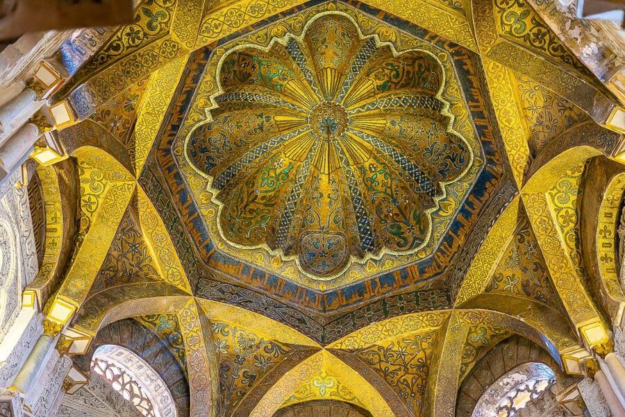 Córdoba: Skip-the-Ticket-Line Mosque-Cathedral Guided Tour - Understanding the famous red-and-white arches