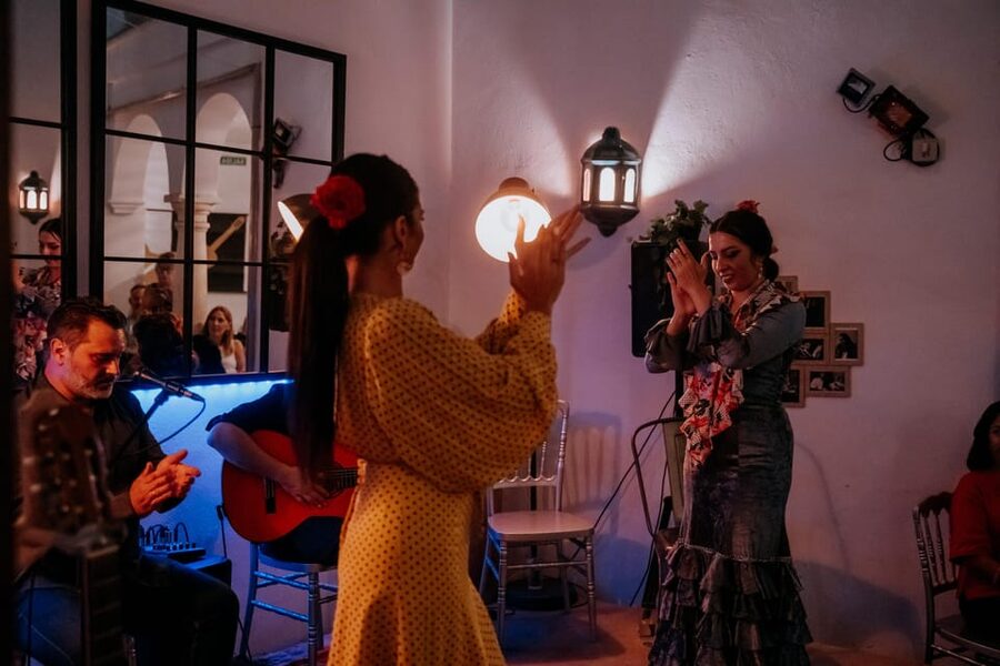 Córdoba: Tablao Flamenco at Doble de Cepa with Optional Meal - Why the courtyard seating matters