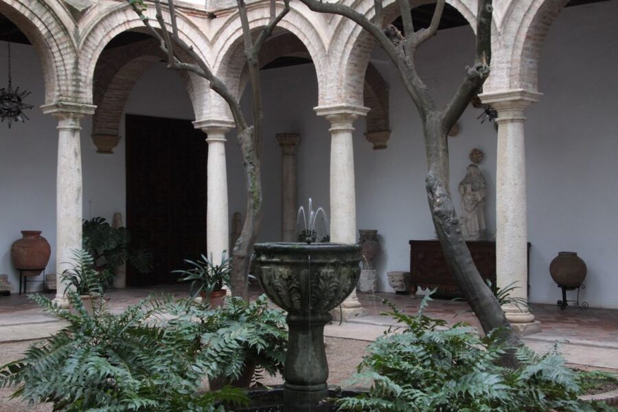 Córdoba: Viana Palace Gardens and Patios Entry Ticket - From enclosed patios to the larger gardens