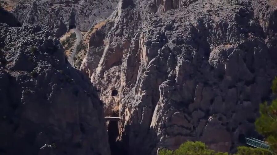 El Chorro: Caminito del Rey Gorge Route Guided Walking Tour - The three-hour route through Gaitanes Gorge