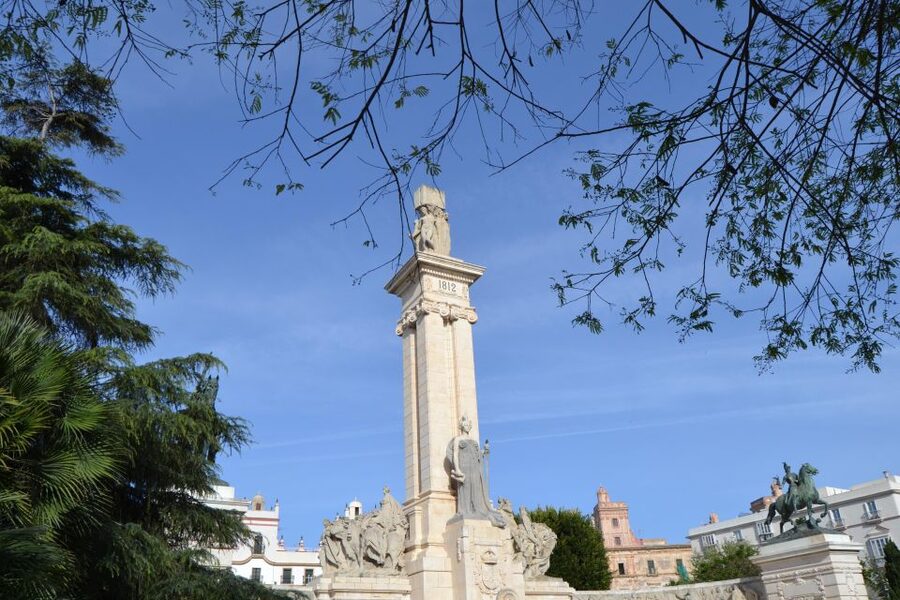 English Cádiz Tour: Walking Tour with Local Guide - Old Cádiz, towers, cannons, and unusual details