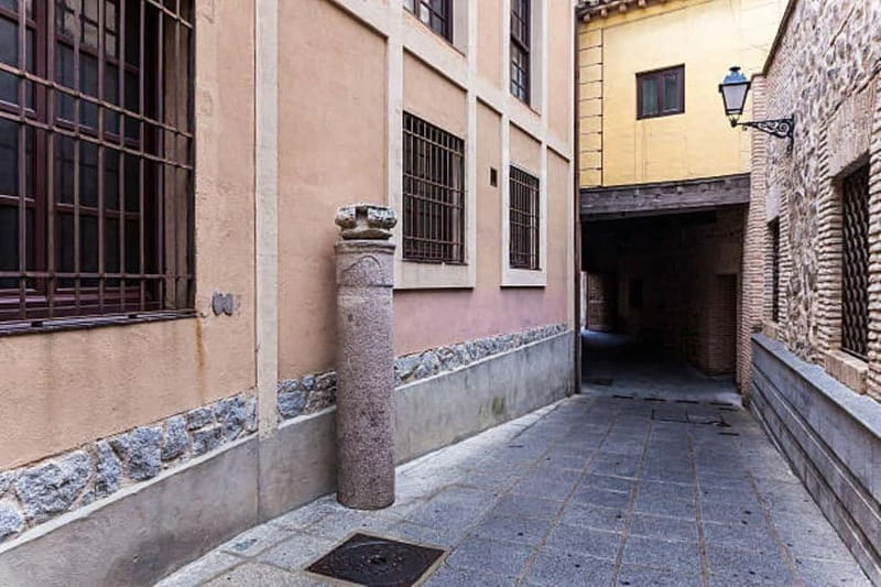 English Tour “TOLEDO ALL IN ONE” - Casa Rodrigo de la Fuente and the Roman caves