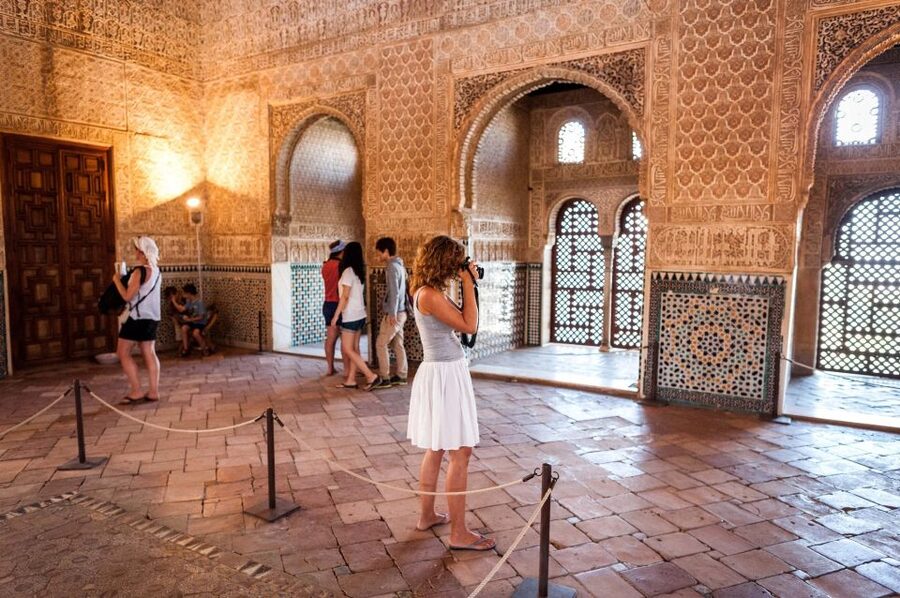 Fast-Track Alhambra & Nasrid Palaces Guided Tour - Meeting at the Alhambra entrance