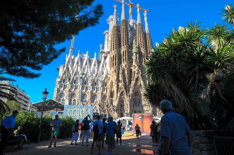 Fast Track: Sagrada Familia & Barcelona Full-Day Tour - Key points at a glance