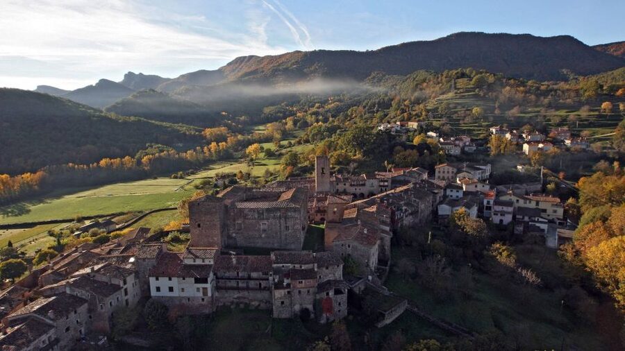 From Barcelona: Besalú & Medieval Towns Tour w/ Hotel Pickup - Castellfollit de la Roca, the dramatic photo stop
