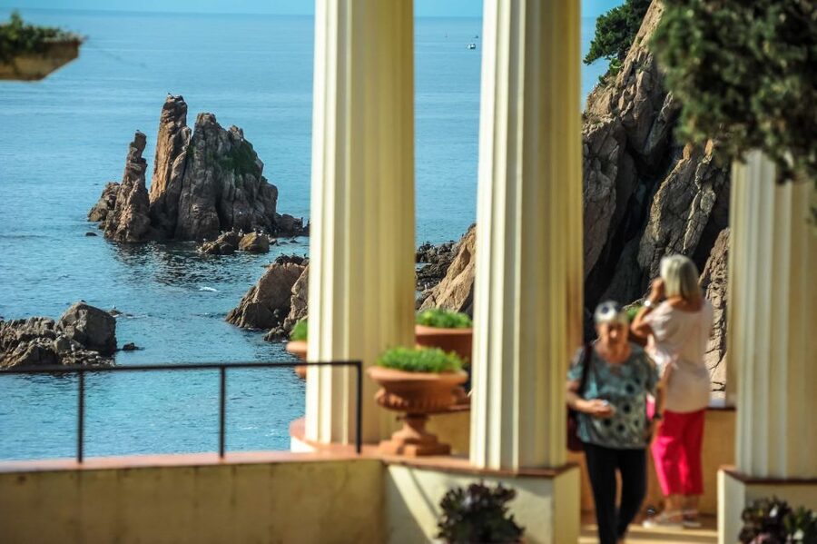 From Barcelona: Costa Brava Day Tour with Lunch - Lunch in a traditional Catalan restaurant