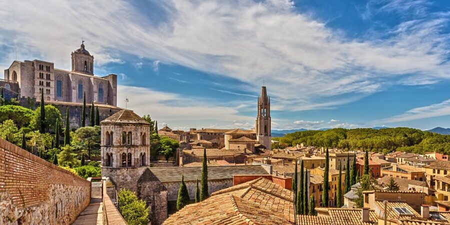 From Barcelona: Girona, Figueres, Dalí Museum, and Cadaqués - Girona: medieval streets in a compact visit