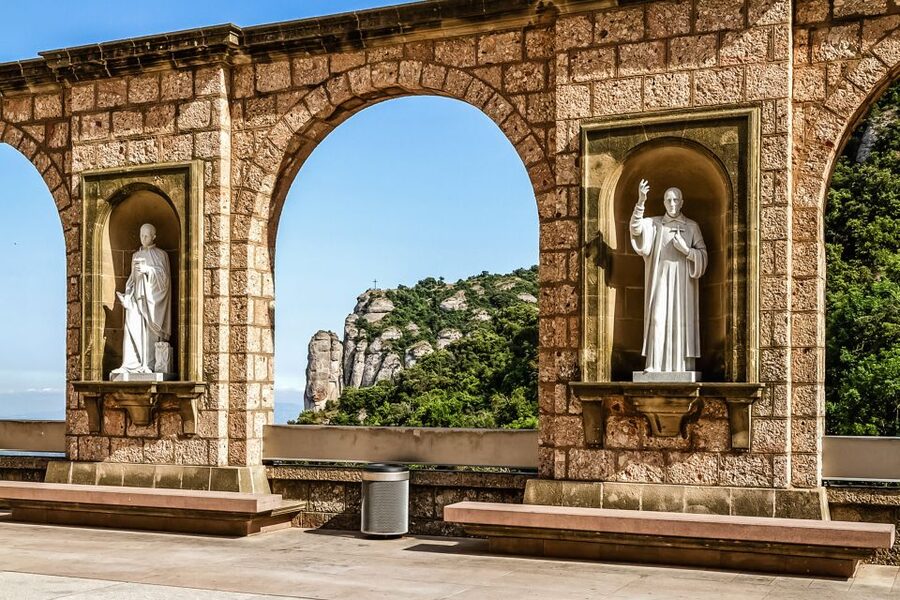 From Barcelona: Montserrat Day Trip with Optional Tickets - The return bus and the value of the organized format