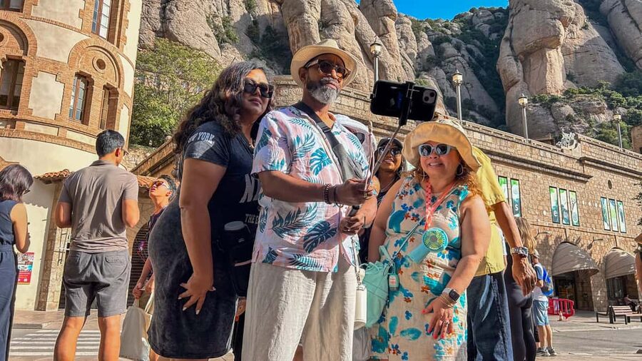 From Barcelona: Montserrat Tour, Rack Railway & Licor Taste - How much free time will you really have?
