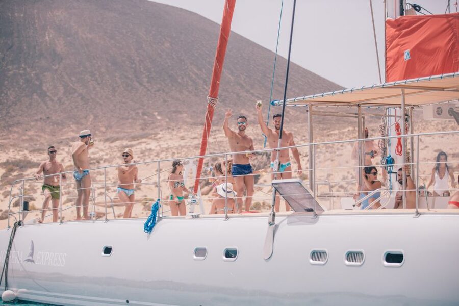 From Lanzarote: Sailing Day Trip Around La Graciosa - Guides, Group Atmosphere, And Family Suitability