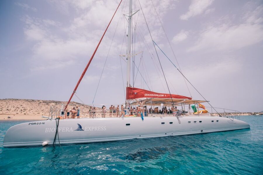 From Lanzarote: Sailing Day Trip Around La Graciosa - Why La Graciosa Makes a Fine Day Out